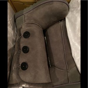 UGG Bailey button triplet II in grey Size 8